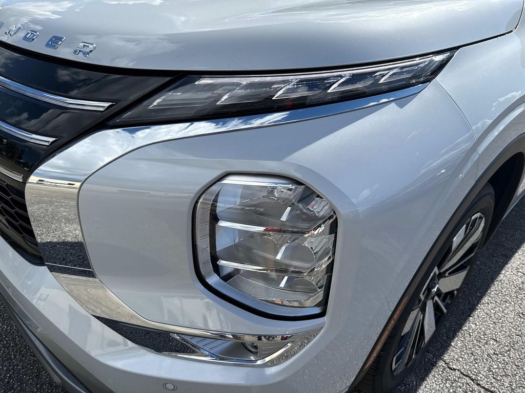 2025 Mitsubishi Outlander SEL photo 9