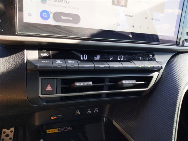 2025 Toyota Camry SE photo 35