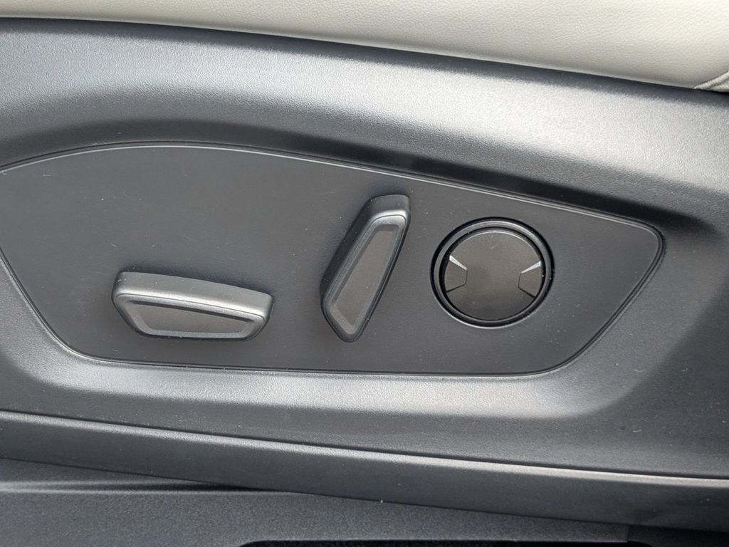 2025 Ford Explorer photo 21
