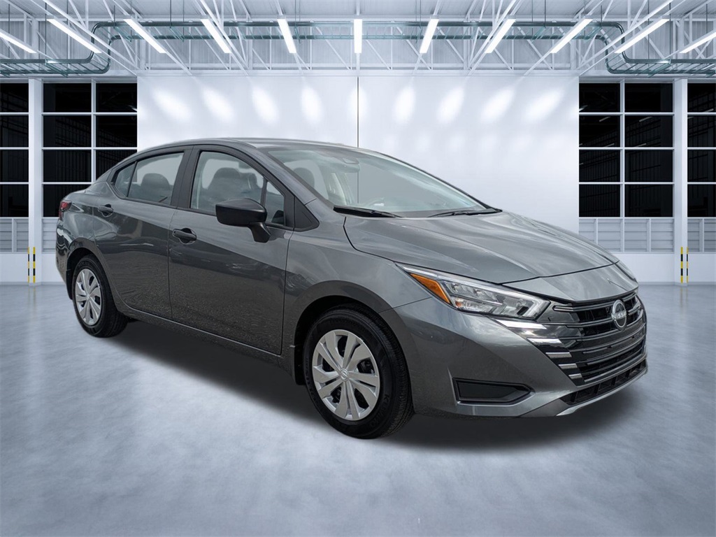 2025 Nissan Versa S's photo
