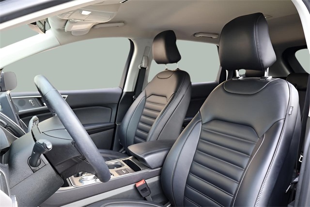 2022 Ford Edge SEL photo 3