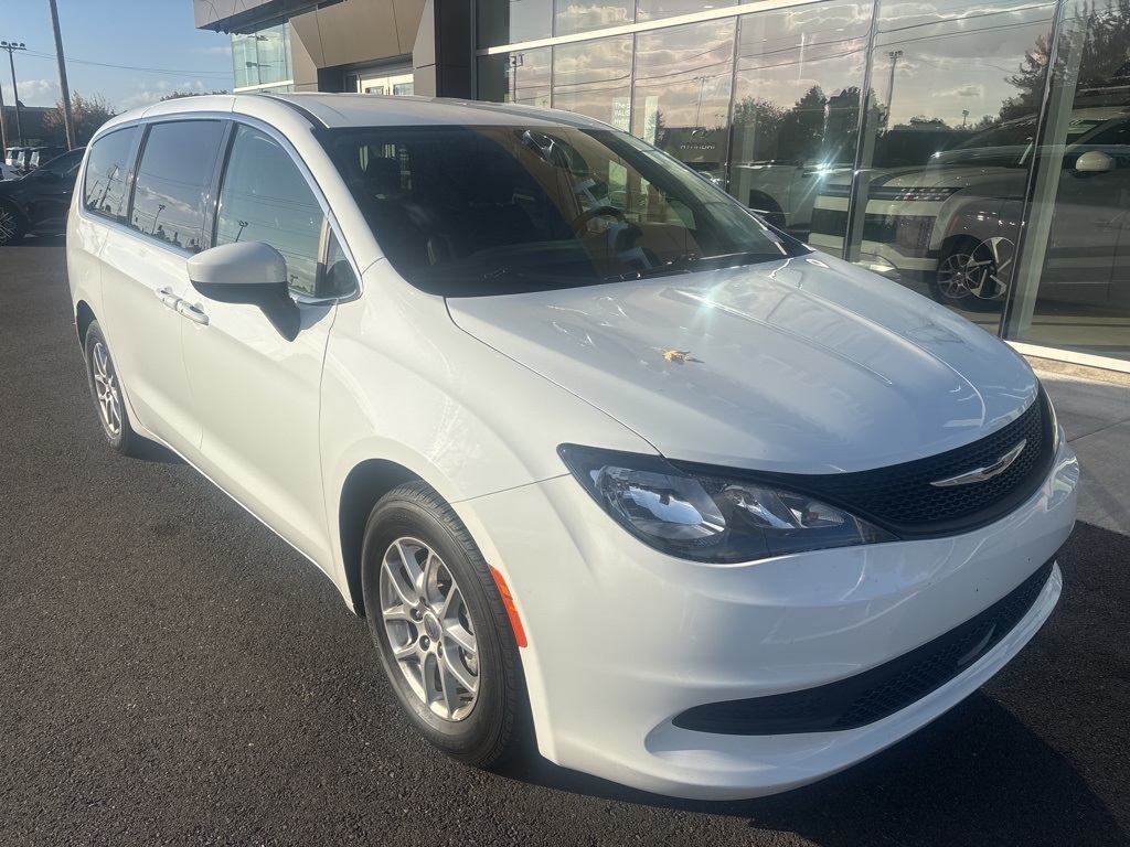 2022 Chrysler Voyager LX photo 4