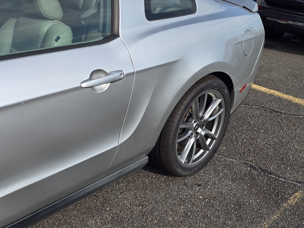 2011 Ford Mustang GT Premium photo 11