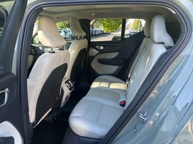 2025 Volvo XC40 Plus photo 12