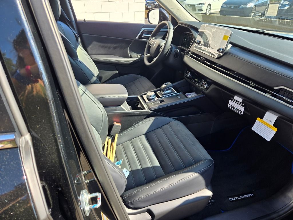 2025 Mitsubishi Outlander PHEV SE photo 4