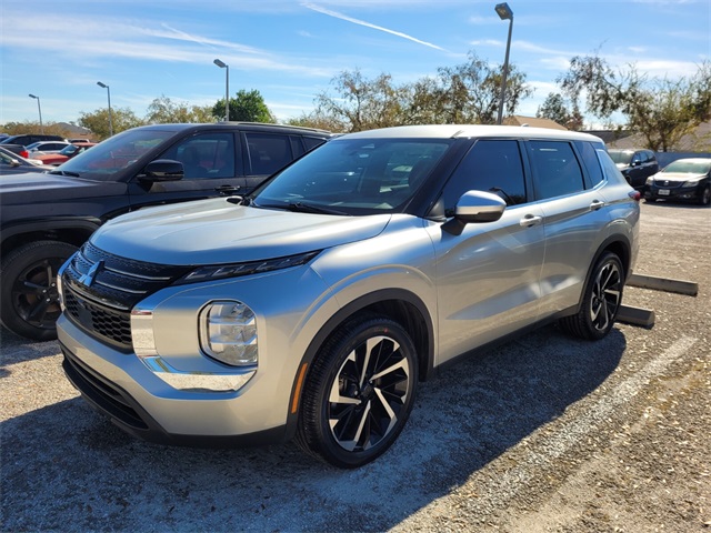 2022 Mitsubishi Outlander ES photo 3