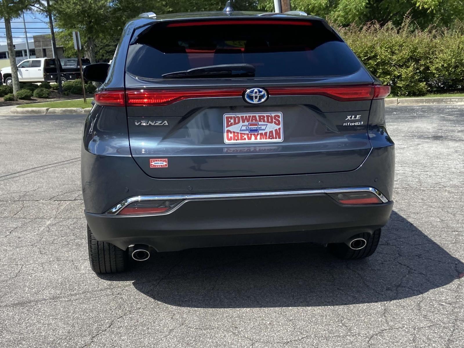 2022 Toyota Venza LE photo 4