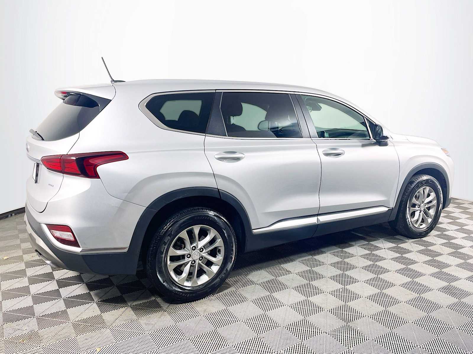 2019 Hyundai Santa Fe SE photo 4