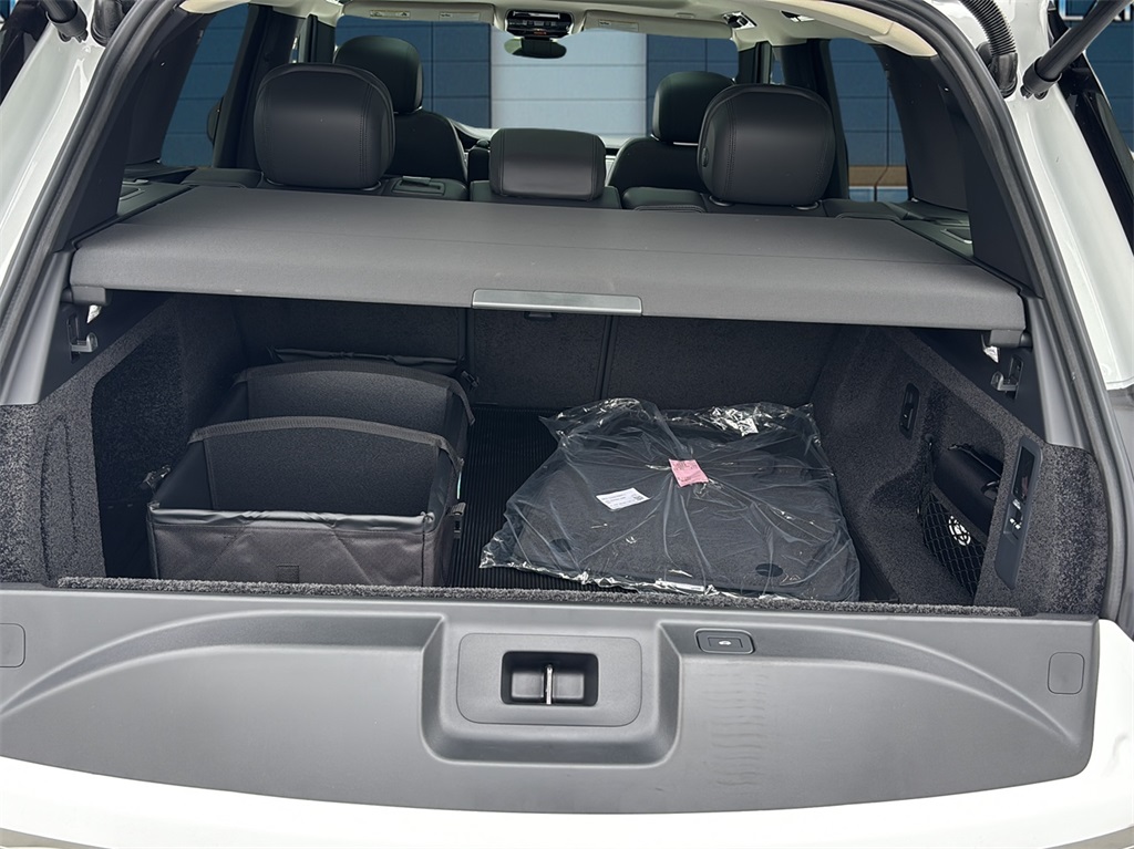 2025 Land Rover Range Rover SE photo 12
