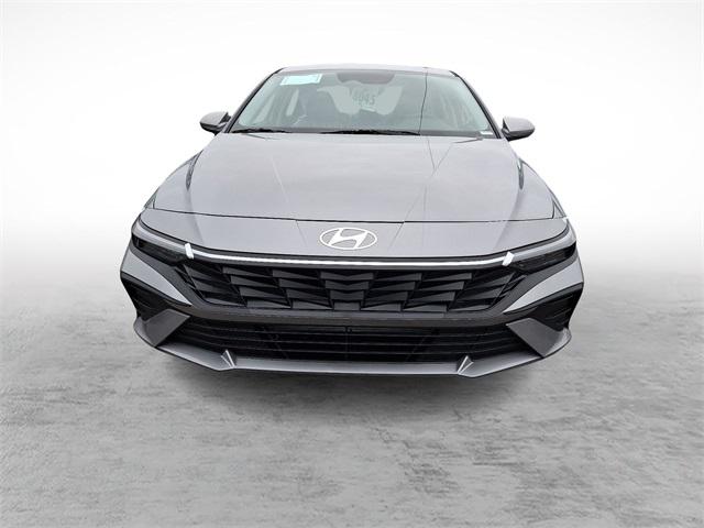 2025 Hyundai Elantra SE photo 2