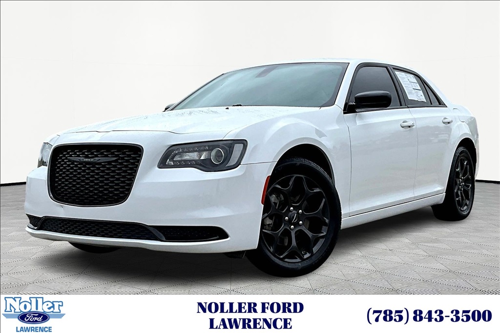 2022 Chrysler 300 Touring's photo