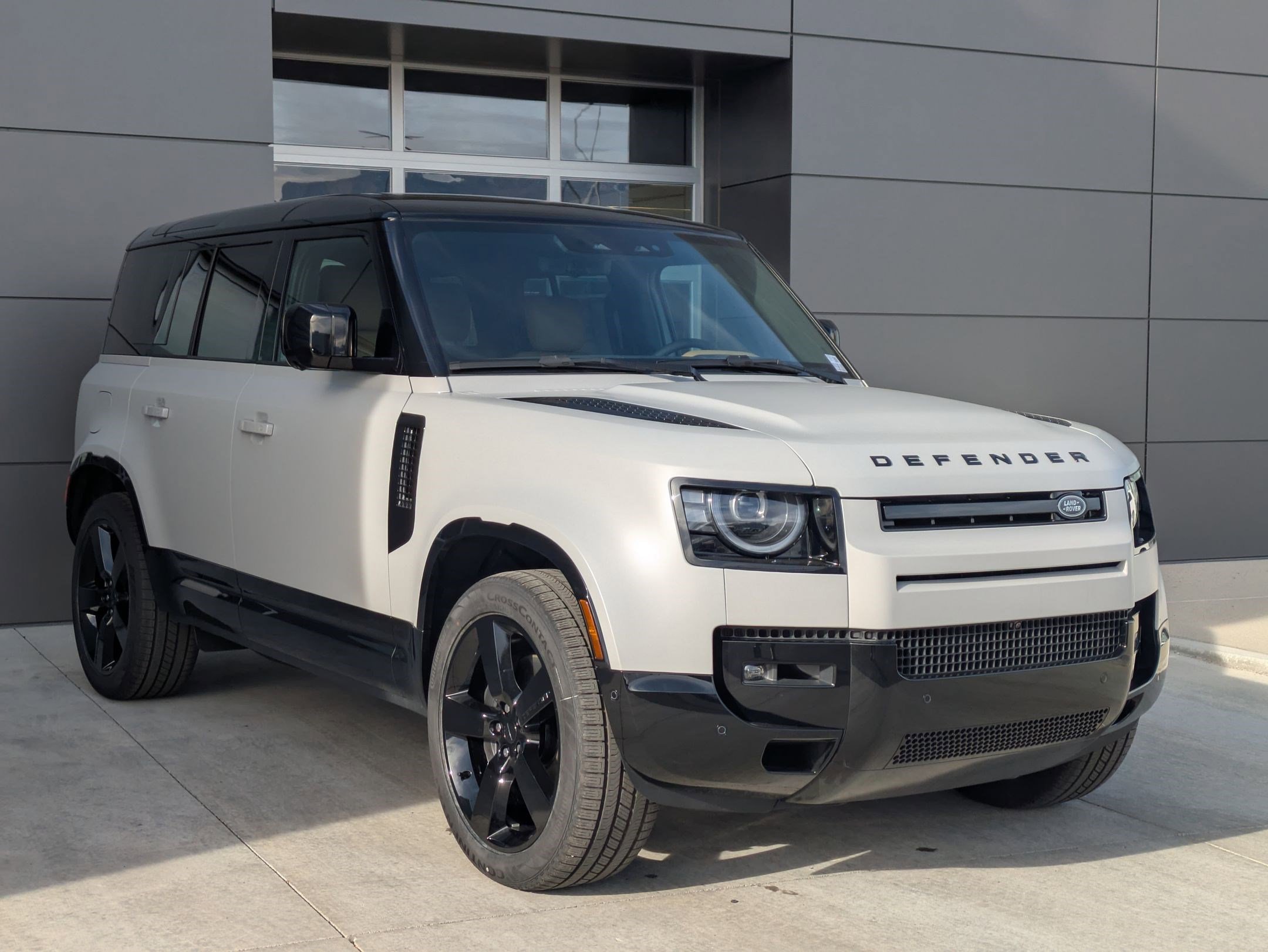 2026 Land Rover Defender 110 X-Dynamic SE photo 3