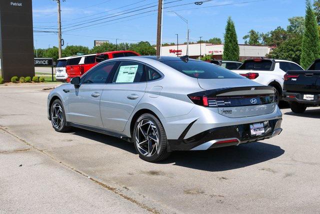 New 2025 Silver Hyundai SEL Convenience image 3