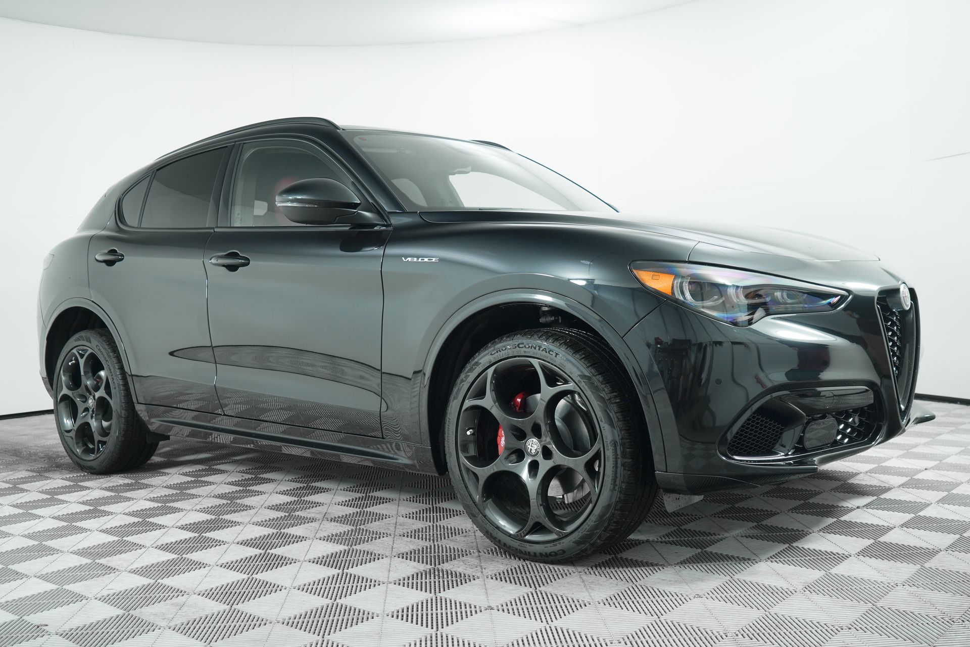 2025 Alfa Romeo Stelvio Base's photo