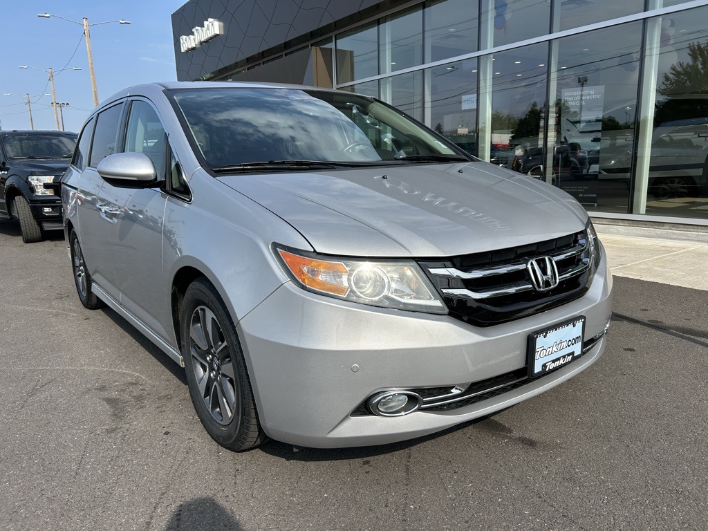 2015 Honda Odyssey Touring photo 2