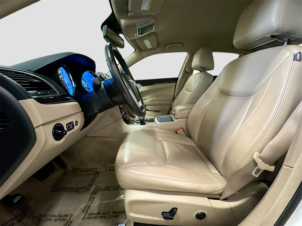 2013 Chrysler 300 Base photo 2