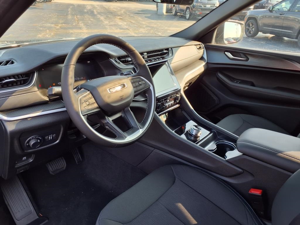 2025 Jeep Grand Cherokee Laredo Altitude photo 7