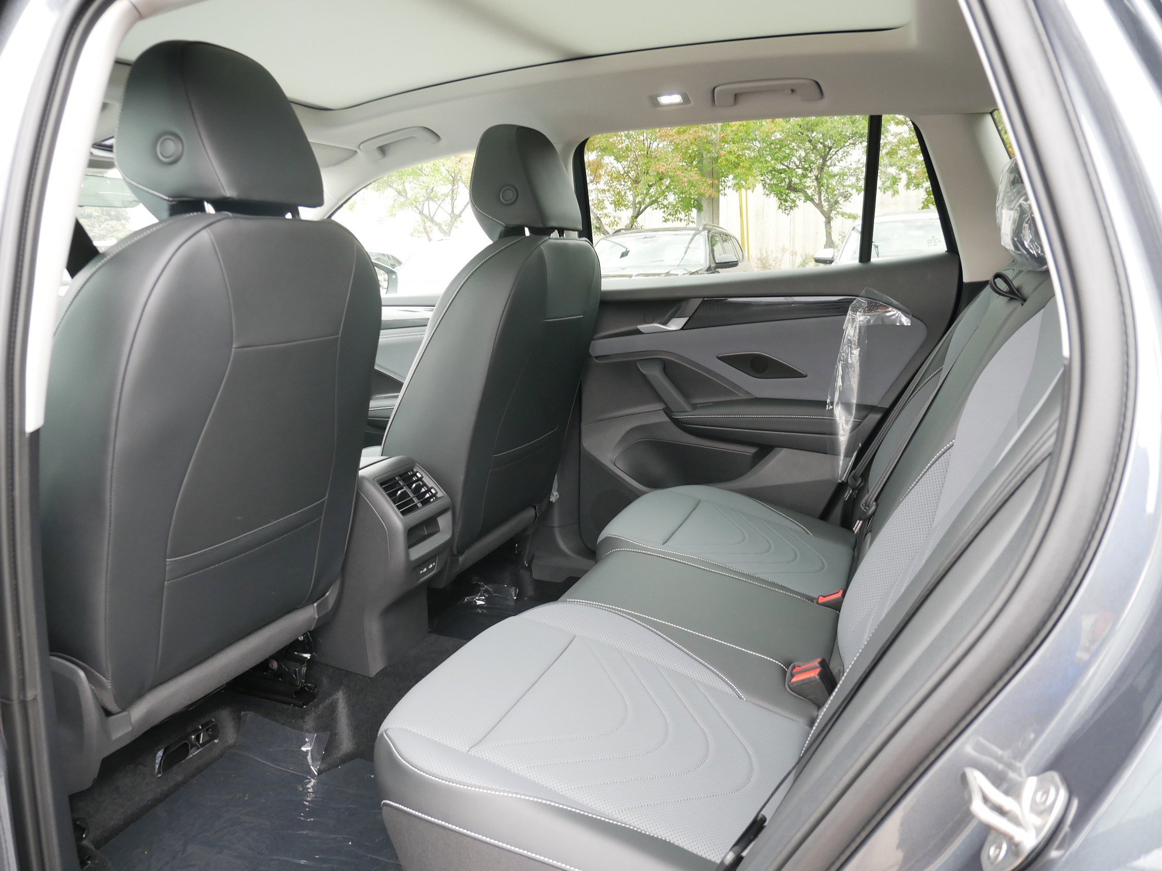 2025 Volkswagen Tiguan SE photo 4