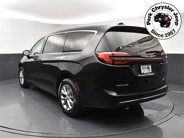 2026 Chrysler Pacifica photo 4