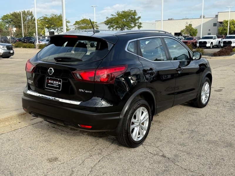 2017 Nissan Rogue Sport SV photo 3