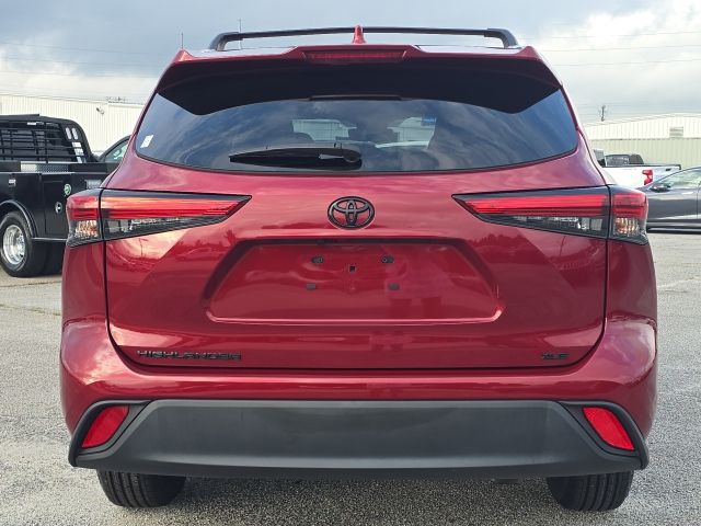 2023 Toyota Highlander L photo 4
