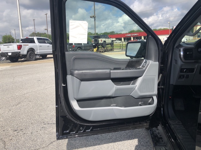 2025 Ford F-150 Lightning XLT photo 10