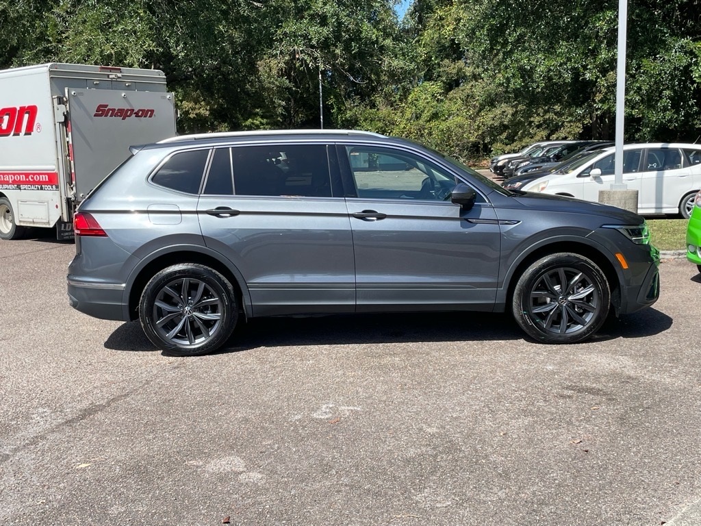 2022 Volkswagen Tiguan SE photo 2