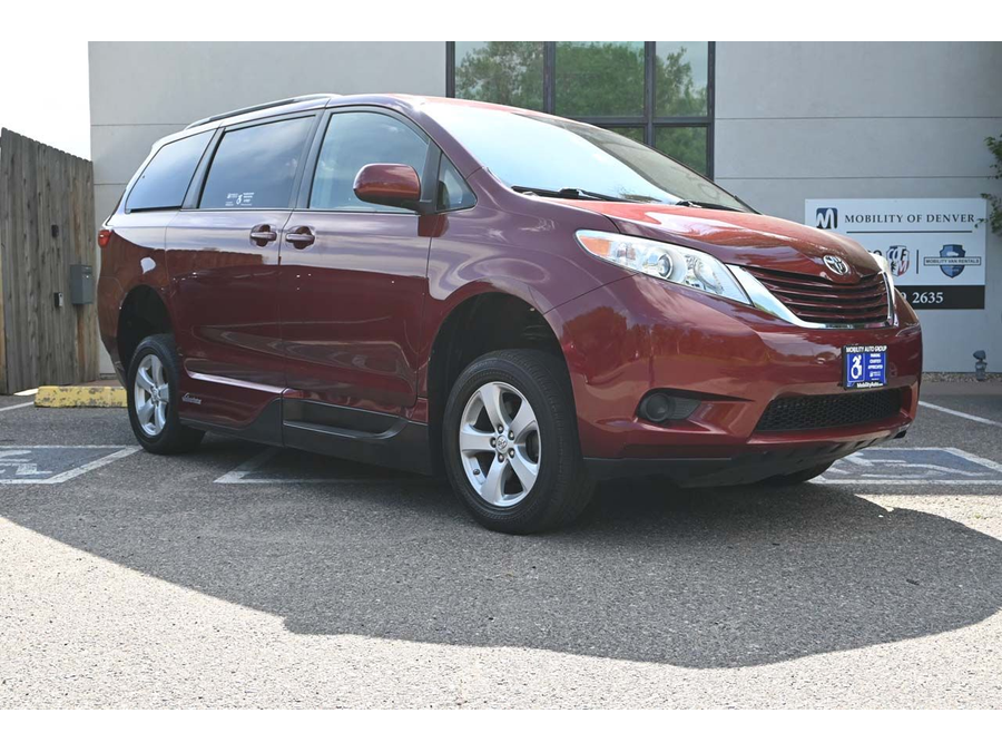 2015 Toyota Sienna LE photo 3