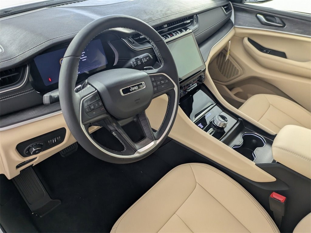 2025 Jeep Grand Cherokee Limited photo 8