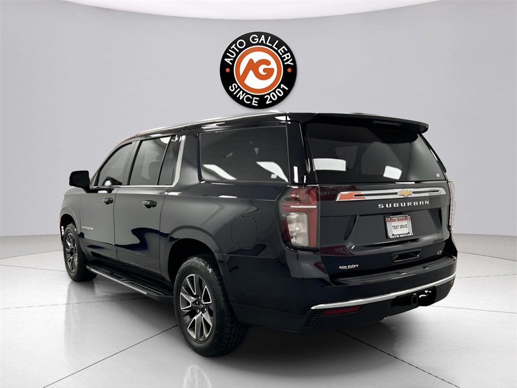 2021 Chevrolet Suburban LT photo 4