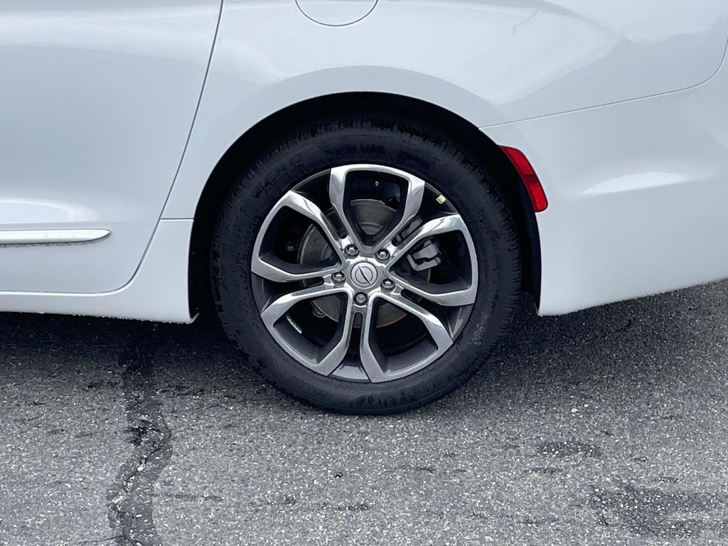 2026 Chrysler Pacifica Pinnacle photo 10