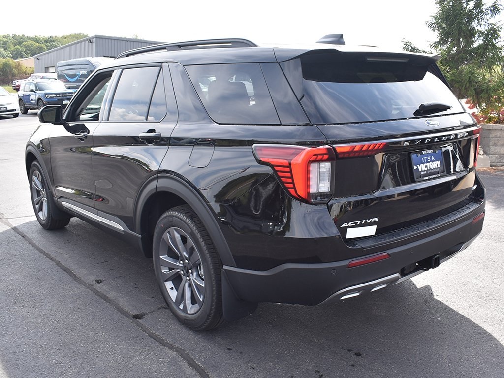 2025 Ford Explorer photo 3
