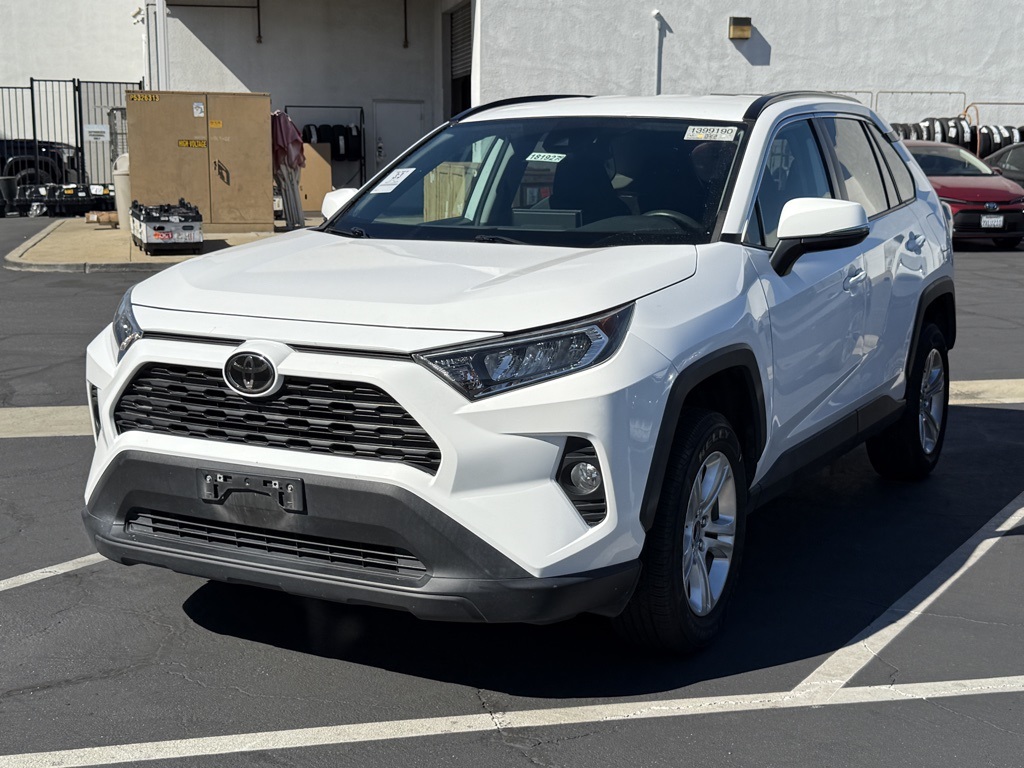 2021 Toyota RAV4 XLE photo 2