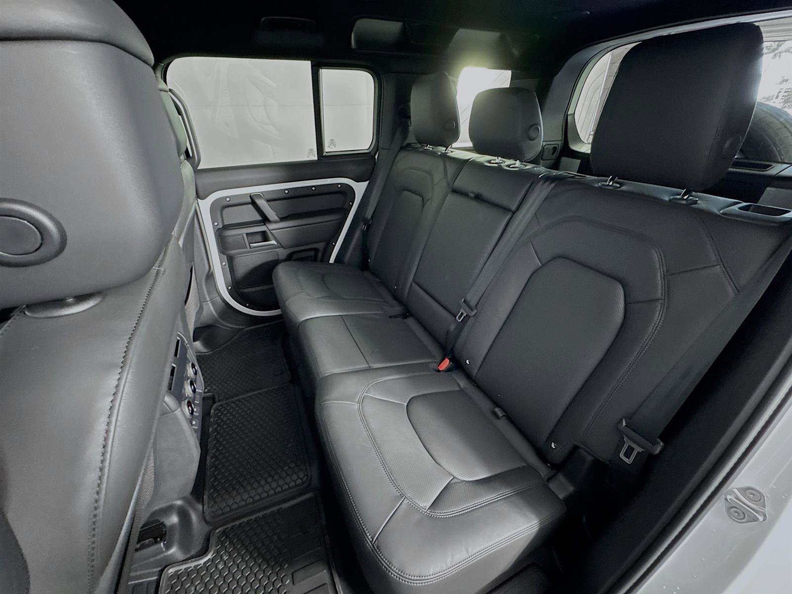 2025 Land Rover Defender 110 X-Dynamic SE photo 18