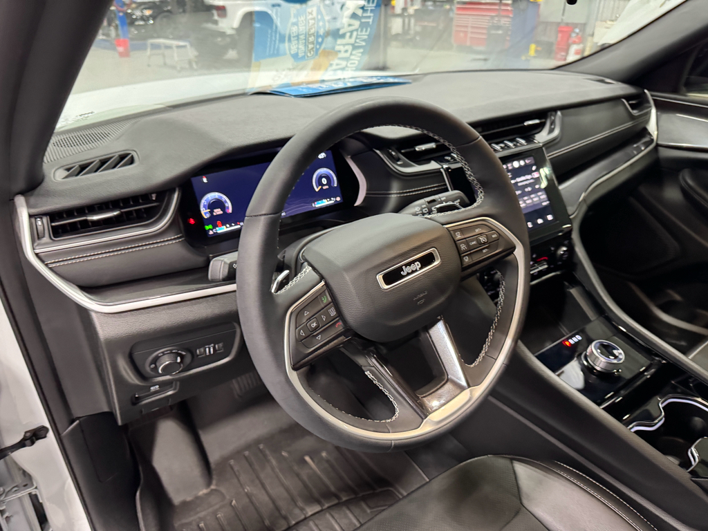 2023 Jeep Grand Cherokee Laredo Altitude photo 4