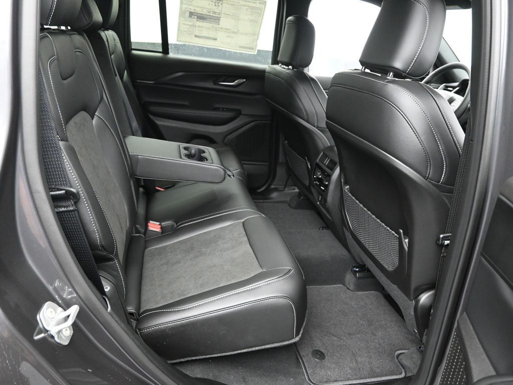 2025 Jeep Grand Cherokee Altitude photo 7