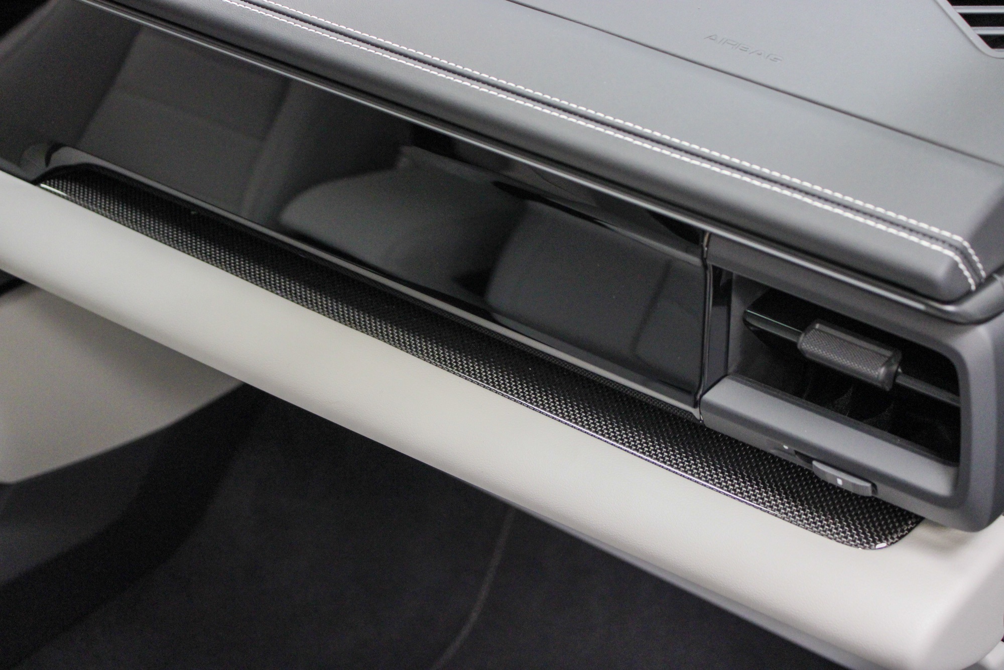 2025 Porsche Macan Electric Turbo photo 40