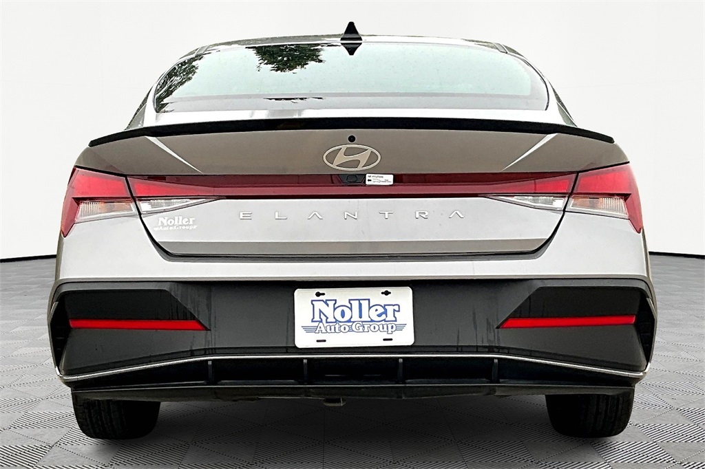2025 Hyundai Elantra SEL Sport photo 3
