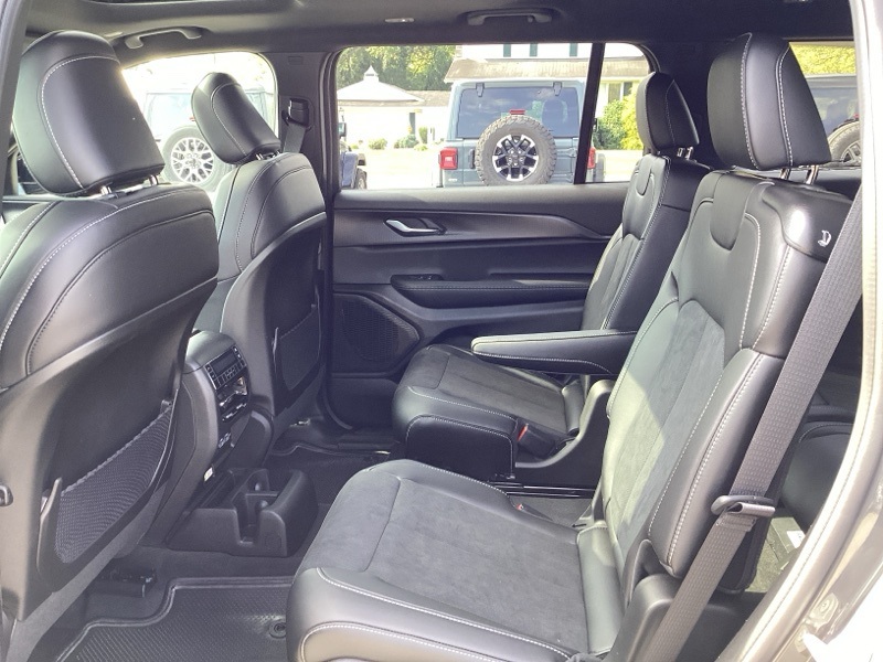 2025 Jeep Grand Cherokee Altitude X photo 13