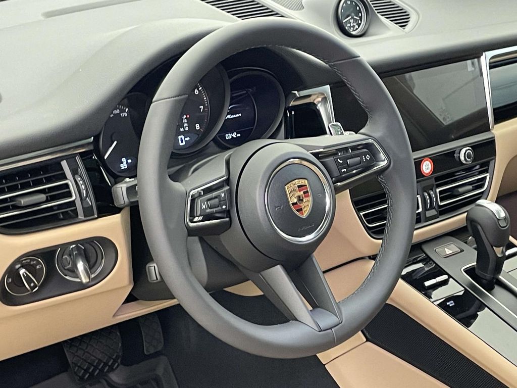 2026 Porsche Macan Base photo 4