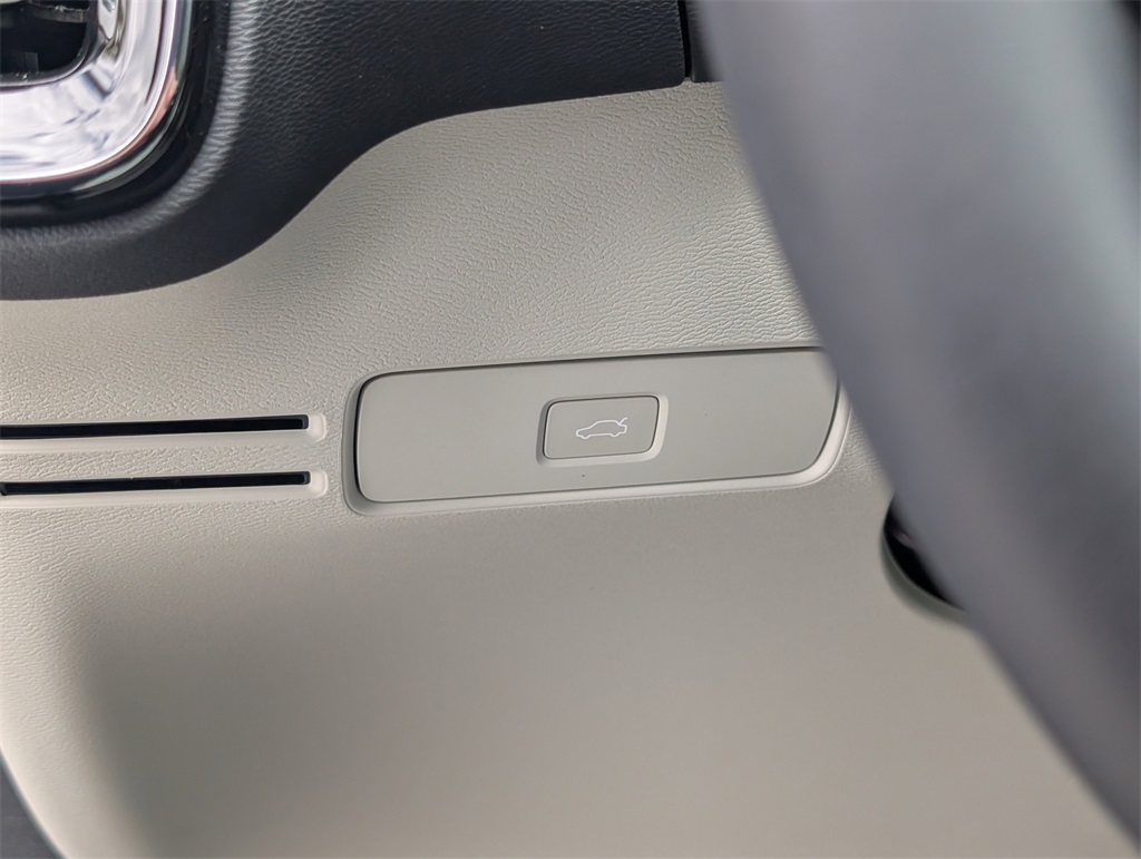 2025 Volvo XC40 photo 14