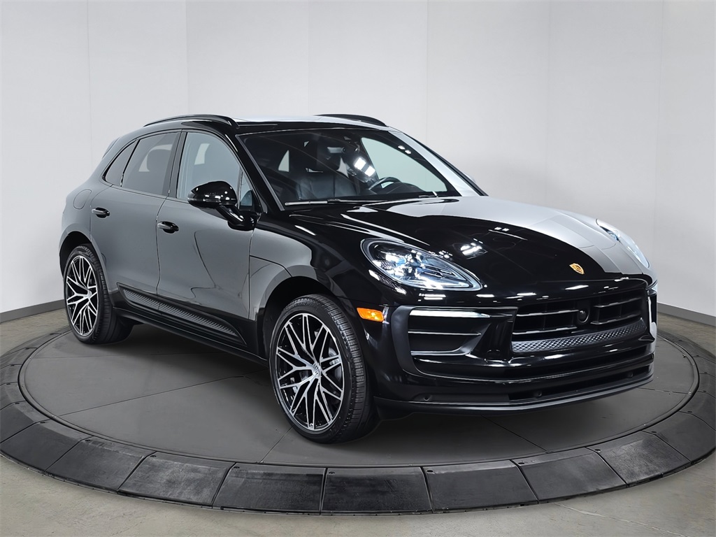 2023 Porsche Macan T photo 3
