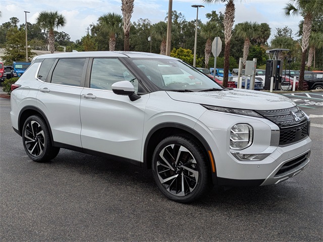 2022 Mitsubishi Outlander SE photo 2