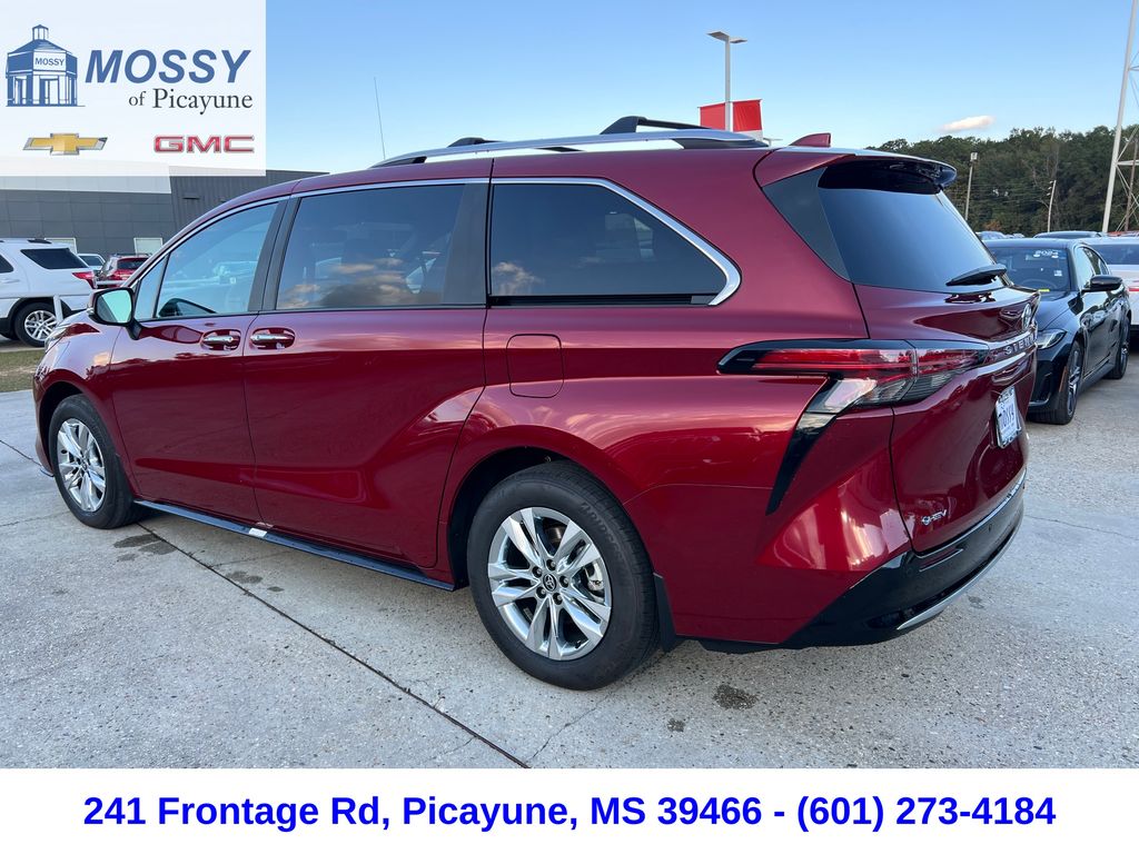 2025 Toyota Sienna Limited photo 3