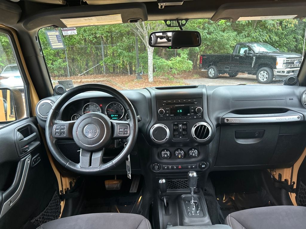 2013 Jeep Wrangler Unlimited Sahara photo 15