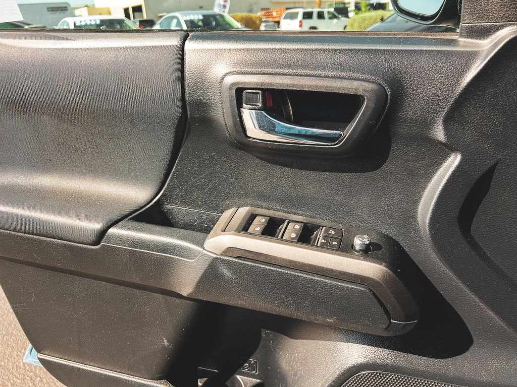 2018 Toyota Tacoma V6 photo 16