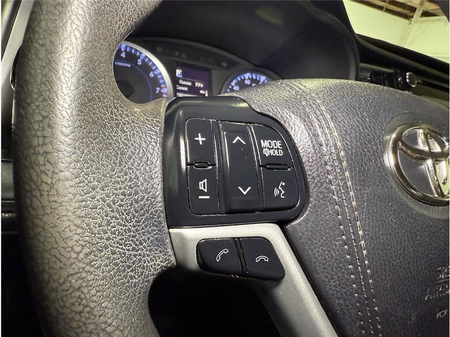 2018 Toyota Highlander LE Sport photo 31