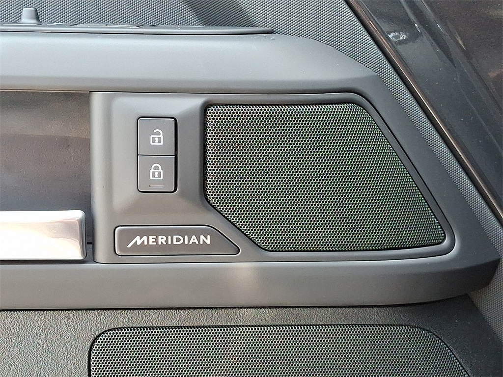 2025 Land Rover Defender 110 S photo 22
