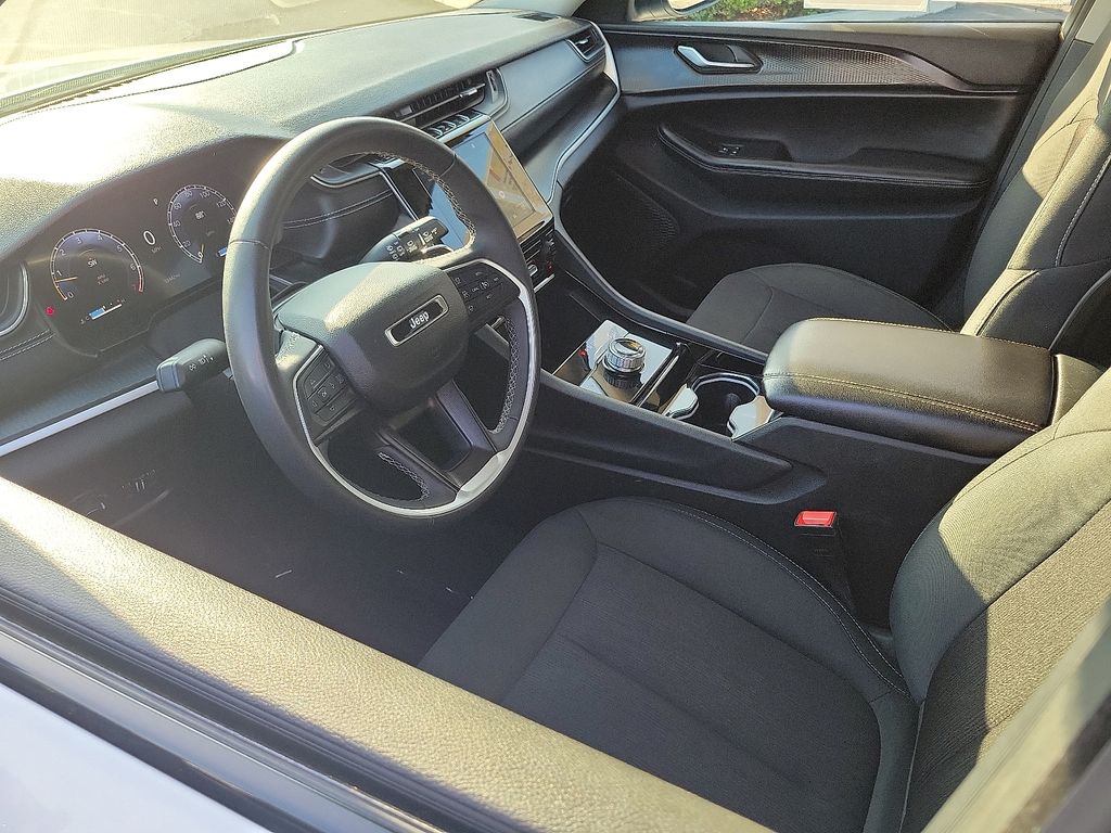 2023 Jeep Grand Cherokee Laredo photo 3