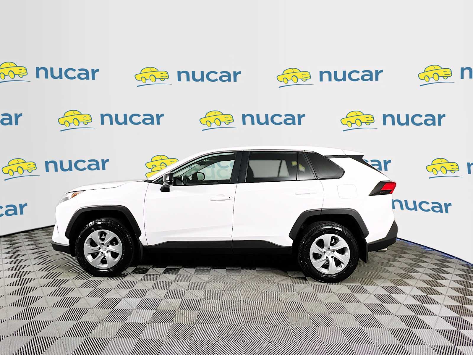 2023 Toyota RAV4 LE photo 3